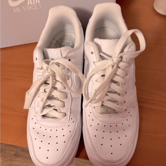 White Air Force 1 ‘07 size 8.5 - Picture 2 of 7
